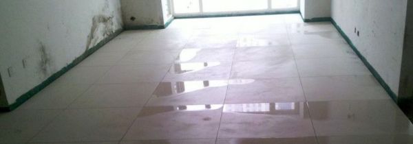地板砖打滑是什么原因