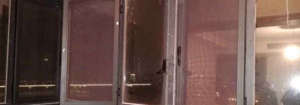 厨房纱窗怎么拆下来