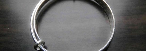 盐跟锡纸可以清洗手镯