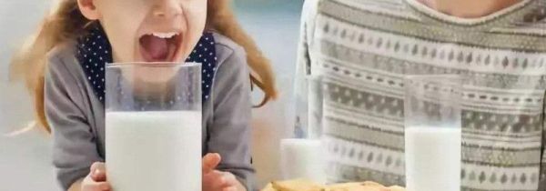 吃饭能喝牛奶吗