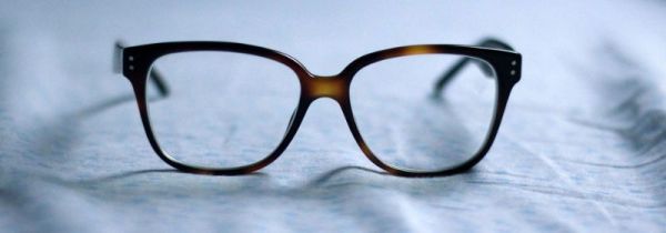 老花镜是放大镜吗