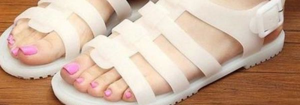 塑料凉鞋磨脚怎么处理