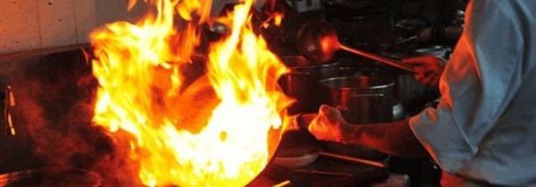 炒菜油溅到脸上怎么办