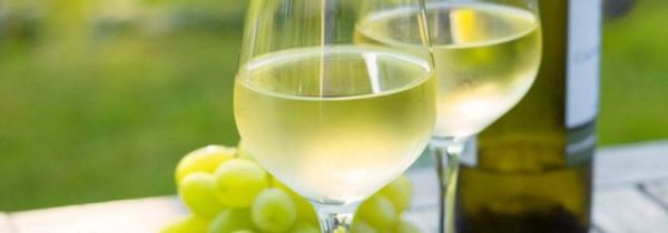 女士喝白葡萄酒的功效