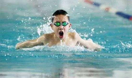 蛙泳比赛跳水技巧
