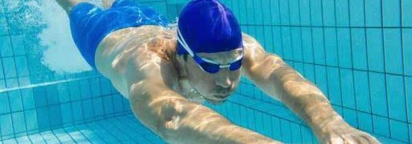 蛙泳比赛跳水技巧