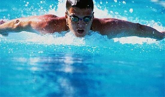 蛙泳比赛跳水技巧