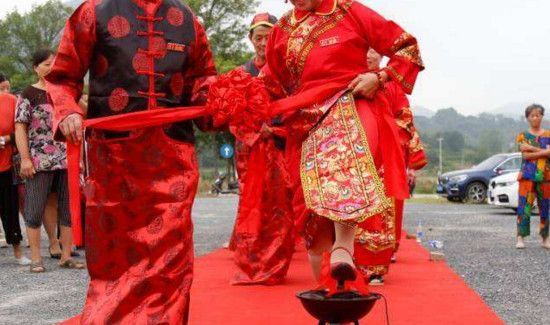 结婚跨火盆,火盆应该放在那