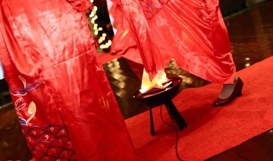 结婚跨火盆什么意思