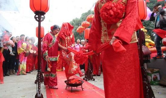 结婚跨火盆,火盆应该放在那