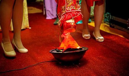 结婚跨火盆什么意思
