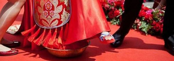 结婚跨火盆什么意思