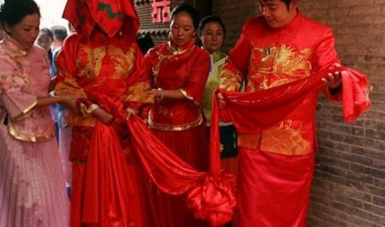 结婚为什么要跨进门口