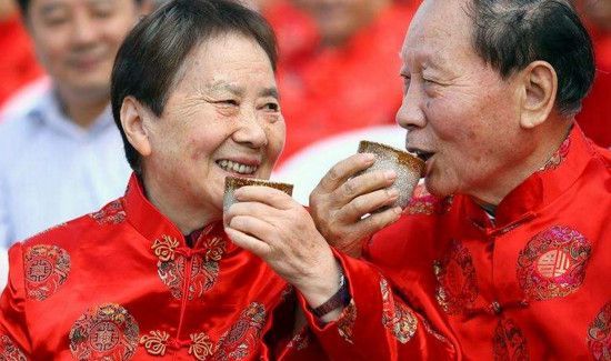 交杯酒是左手还是右手