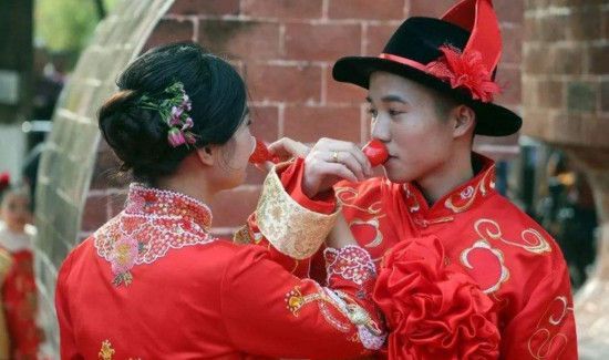 交杯酒是伴娘送吗