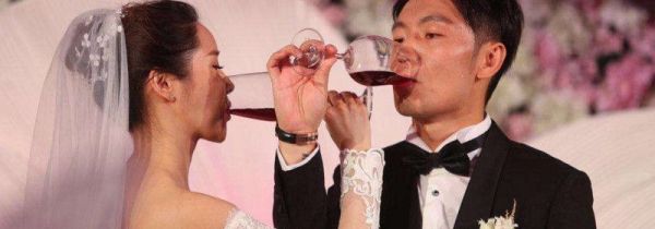 交杯酒是伴娘送吗