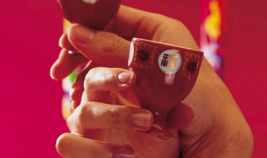 交杯酒是伴娘送吗