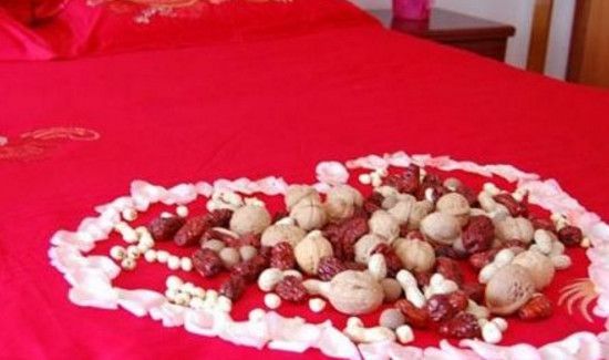 结婚时床上摆的字