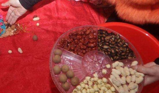 结婚花生怎么放床上