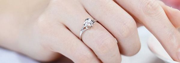 结婚戒指女生应该戴哪只手