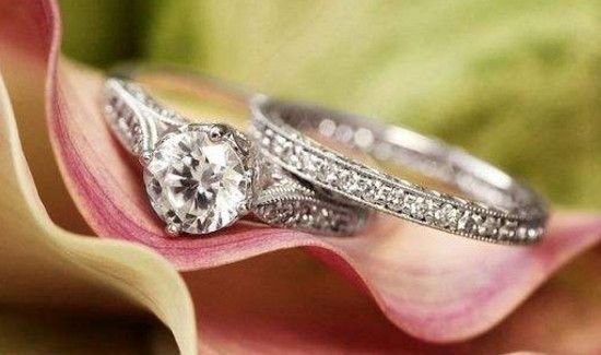 结婚戒指什么时候戴