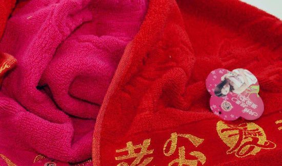 结婚喜宴一般除了放糖果还送什么