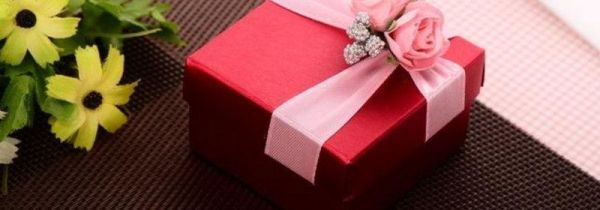 结婚喜宴一般除了放糖果还送什么