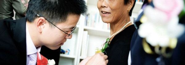 结婚父母胸花戴哪边