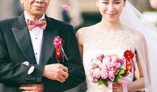 结婚父母胸花戴哪边