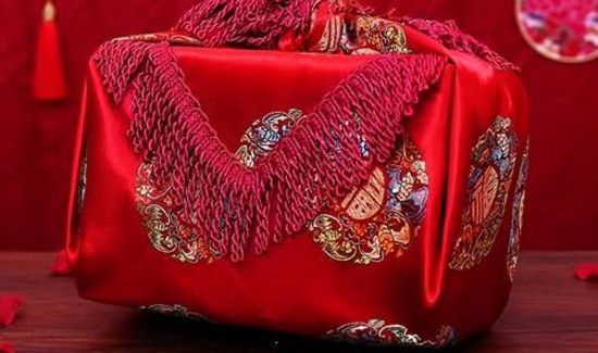 结婚拎包袱的人有什么讲究