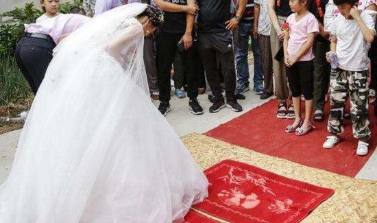 结婚鞠躬时手怎么放