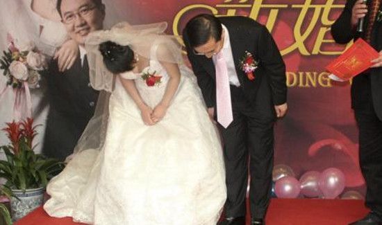 结婚鞠躬时手怎么放