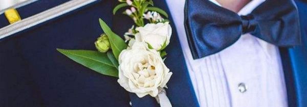 新郎胸花戴在左边还是右边