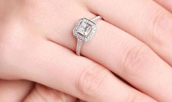 女婚戒戴左手还是右手