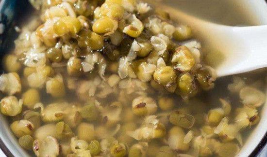 绿豆汤能和鸡蛋同吃吗