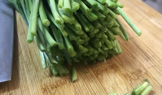 韭菜鸡蛋馅怎么调不出水