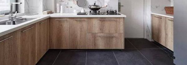 地板上有油污怎么处理的