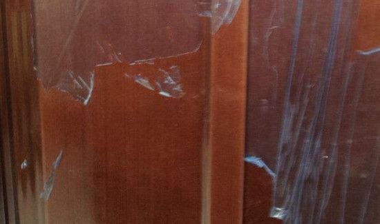 门上面的保护膜撕不掉怎么办