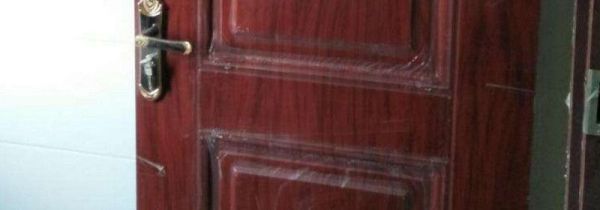 门上面的保护膜撕不掉怎么办