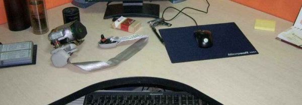 如何擦掉办公桌上的污垢