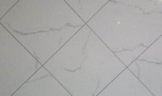 瓷砖被金属刮黑怎么办