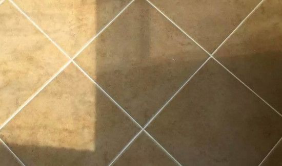 瓷砖被金属刮黑怎么办