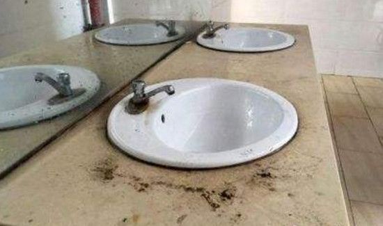 洗手台上的污渍洗不掉