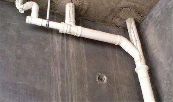 下水管道周围一圈漏水