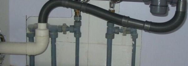 下水管道周围一圈漏水