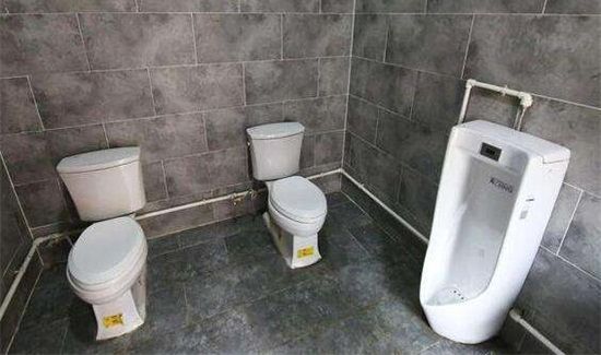 马桶后面两个孔冒臭气