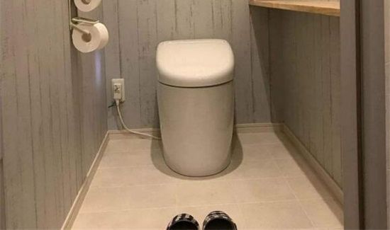 马桶后面两个孔冒臭气