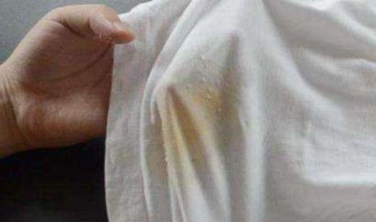 如何去除衣服上油味