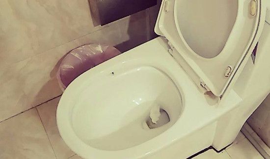 马桶脏了发黄怎么办