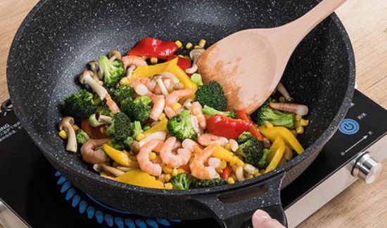 不粘锅炒菜很多泡泡要怎么处理